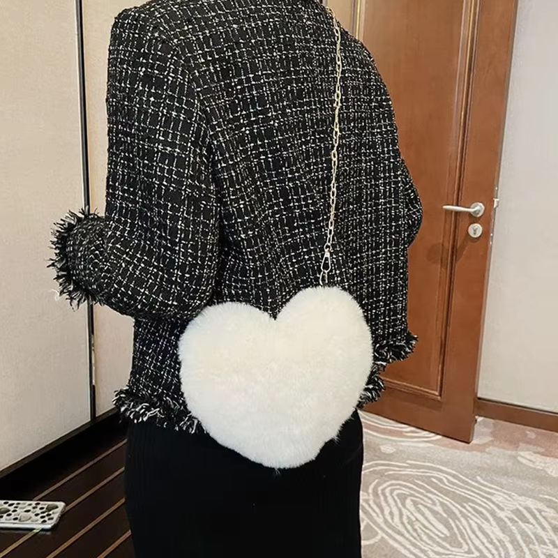 Bella – Heart-Shaped Faux Fur Bag